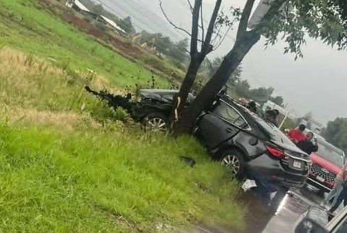 Choca auto contra árbol en la Morelia-Pátzcuaro; hay una mujer herida