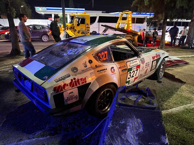 Choca auto de la Carrera Panamericana contra un taxi