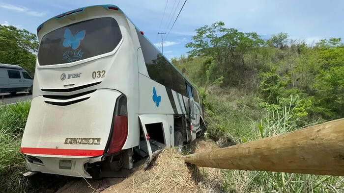 Choca autobús con 34 turistas en La Unión, Guerrero