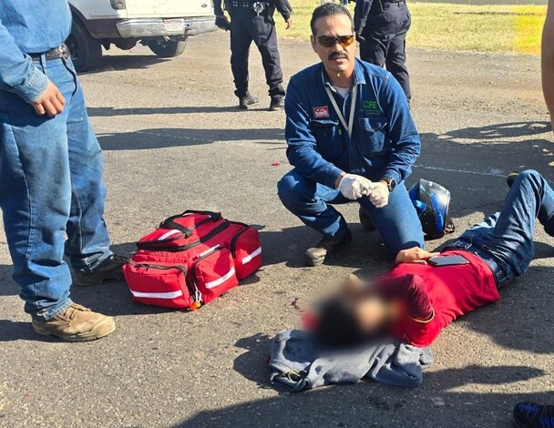 Choca con su auto a mujer motociclista y se da a la fuga