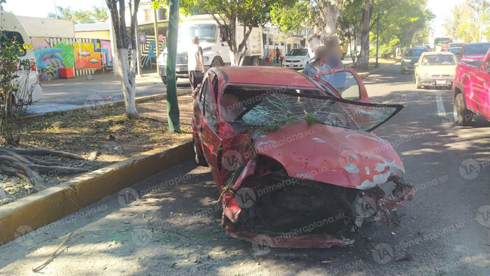 Choca contra árbol en la Madero Poniente y su motor sale volando