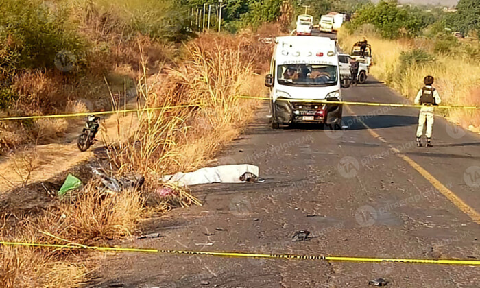 Choca contra motociclista, lo mata y huye, en Buenavista