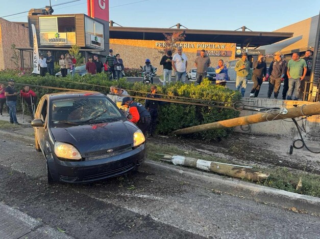 Choca contra poste de madera en el libramiento