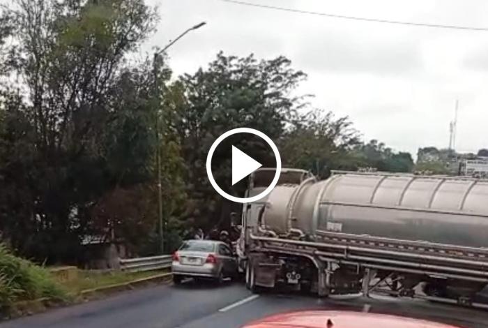 Choca otro trailer del Grupo Ortiz en Morelia; ahora por el Mercado de Abastos