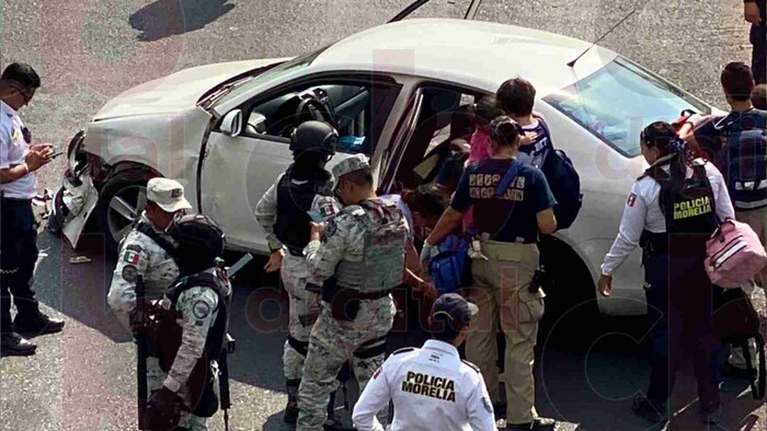 Choca patrulla de la GN con una familia que viajaba en un auto en Morelia