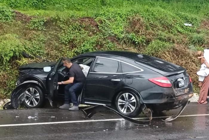 Choca su auto contra muro de contención en la Autopista Siglo XXI