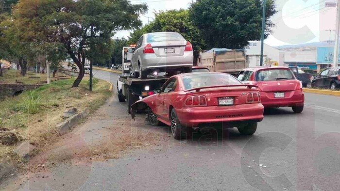 Choca su auto en el libramiento de Morelia y lo abandona