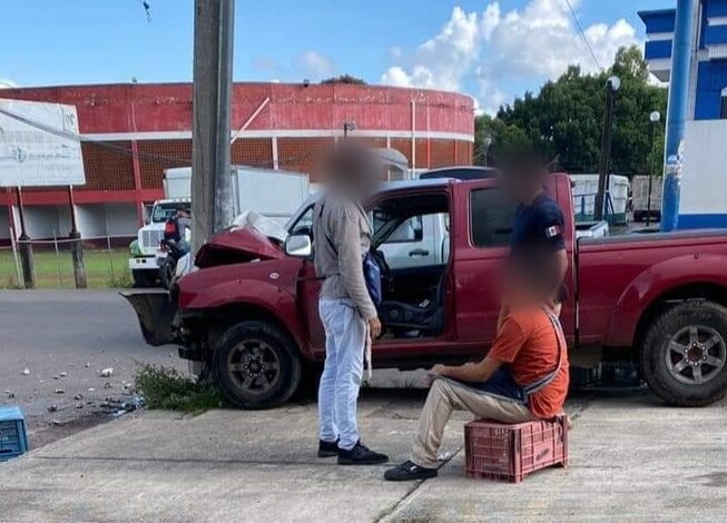 Choca su camioneta contra un poste y resultó lesionado