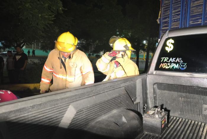 Choca su camioneta contra parte trasera de torton