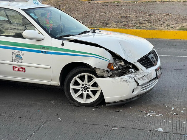 Choca taxi contra combi en el libramiento oriente de Morelia; hay 2 heridos