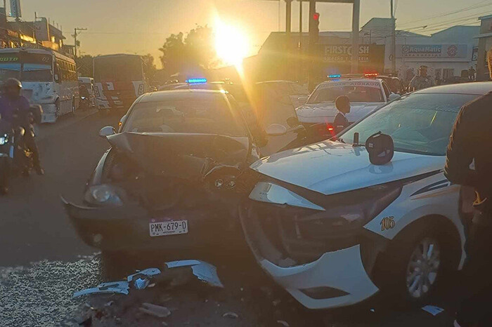 Chocan 2 autos en la av. Madero Poniente y se accidenta motopatrullero en av. San Juanito