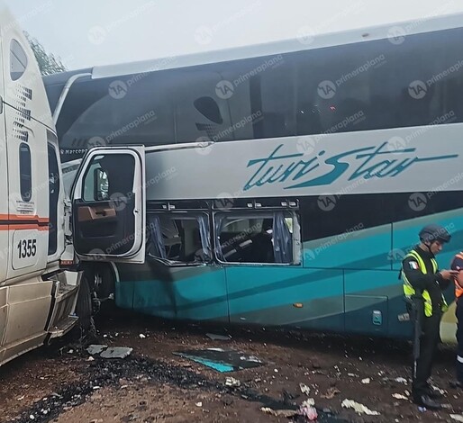 Chocan 2 tráileres y un autobús en Uruapan, hay 2 muertos