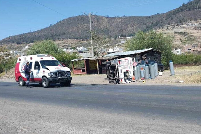 Chocan ambulancia de Charo y camioneta gasera en la Morelia-Mil Cumbres; hay 1 herido