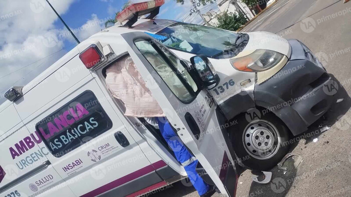 Chocan ambulancia en Morelia, hay tres paramédicos lesionados