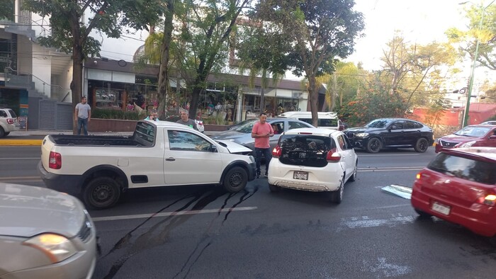 Chocan auto y camioneta en avenida Camelinas