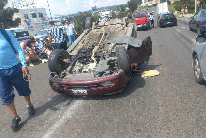 Chocan auto y tráiler en la salida a Salamanca; hay tres heridos graves