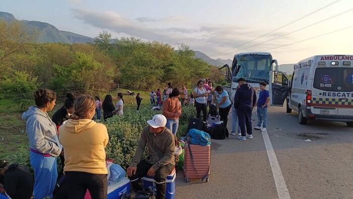 Chocan autobús de turismo y tráiler en la Siglo XXI; hay siete lesionados