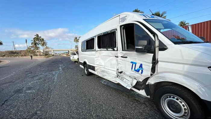 Chocan camioneta de turismo y una BYD en la autopista Siglo XXI