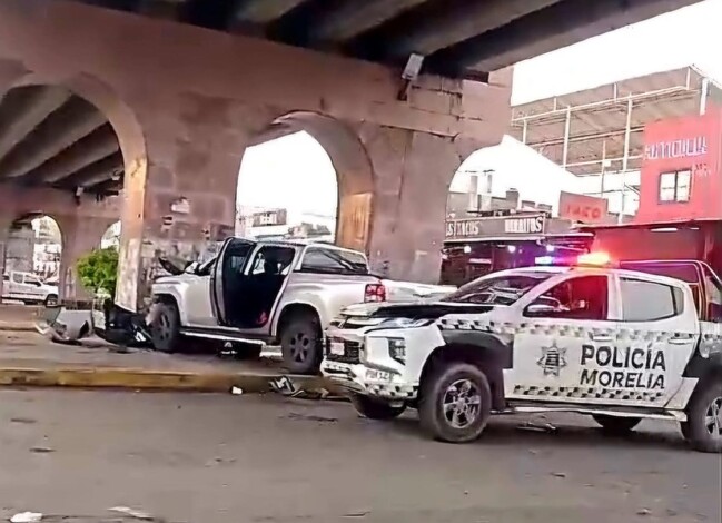 Chocan camioneta y taxi en el libramiento de Morelia