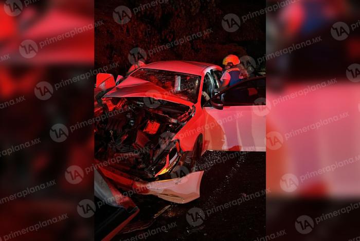 Chocan contra barrera de contención en carretera de Arteaga; hay dos lesionados