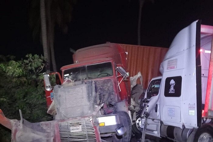 Chocan de frente 2 camiones de carga en la Autopista Siglo XXI