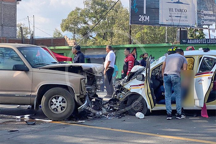 Chocan de frente camioneta y taxi en la Morelia-Quiroga, en el entronque a Capula; hay 4 heridos