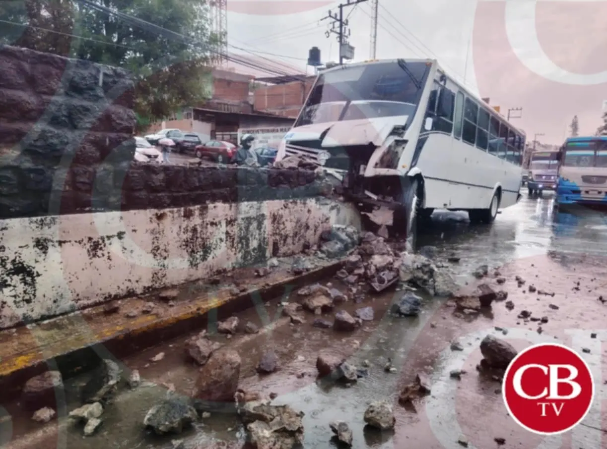 Chocan dos camiones urbanos y quedan heridos 10 pasajeros en Uruapan