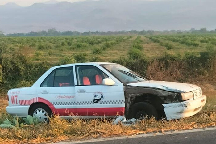 Chocan dos taxis en la carretera Apatzingán – Aguililla; se reportan solo cuantiosos daños materiales