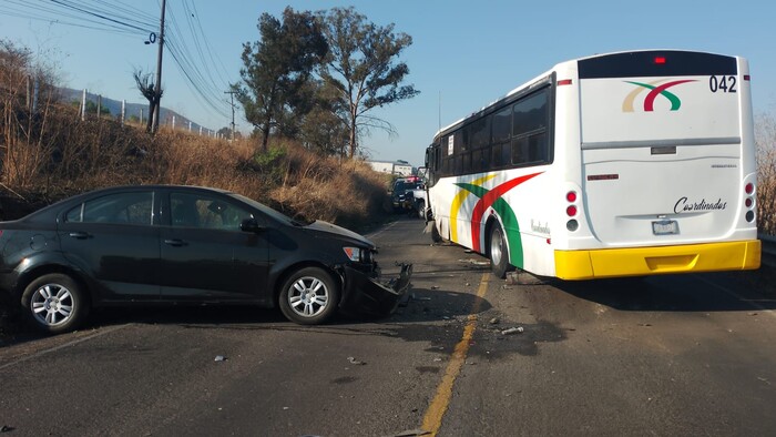 Chocan en Morelia auto y camión de pasajeros