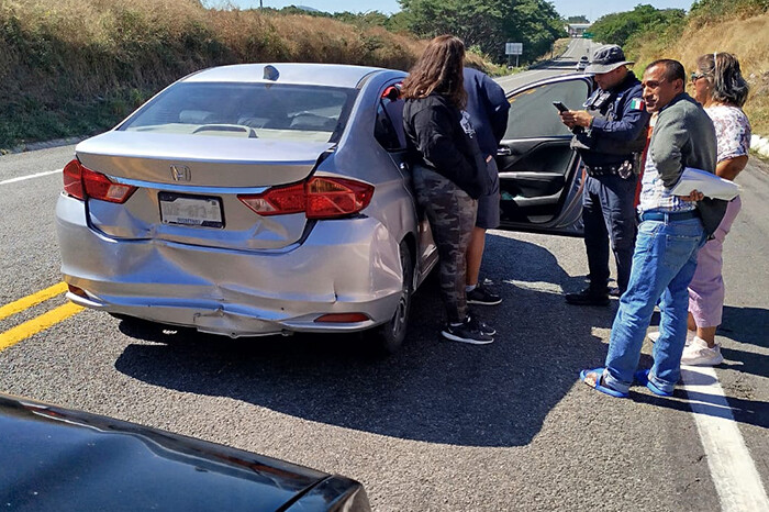 Chocan por alcance tres vehículos a unos metros de la caseta de cobro de Santa Casilda