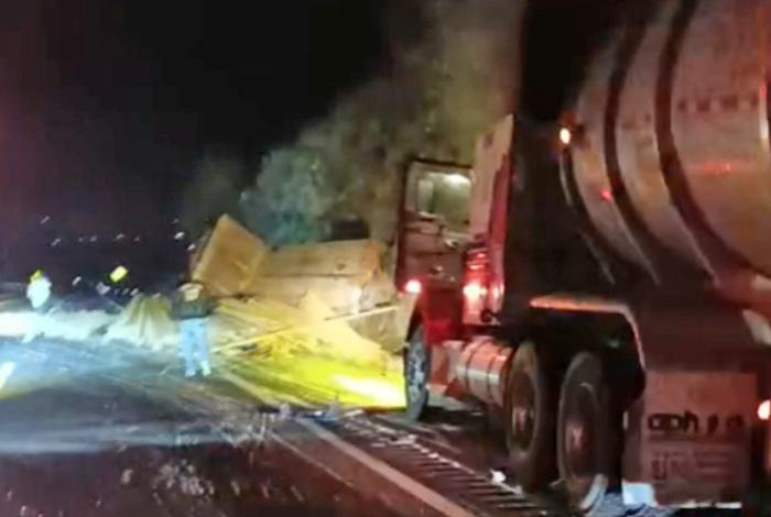 Chocan por alcance una pipa y un camión en la de Occidente; este último termina volcado