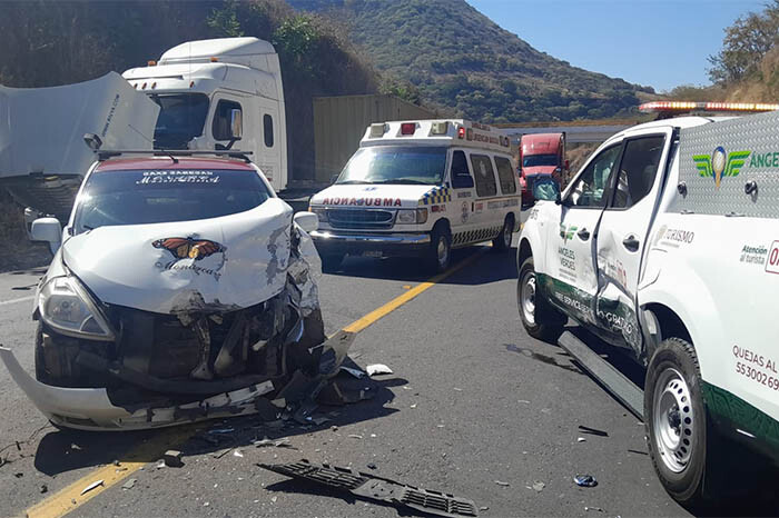 Chocan taxi y una camioneta de Ángeles Verdes en la Siglo XXI; hay un lesionado