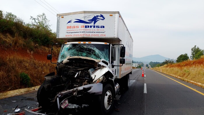 Chocan torton contra camión con madera