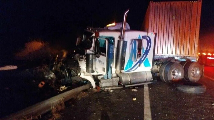 Chocan tráiler y camión pipa en la autopista Siglo XXI