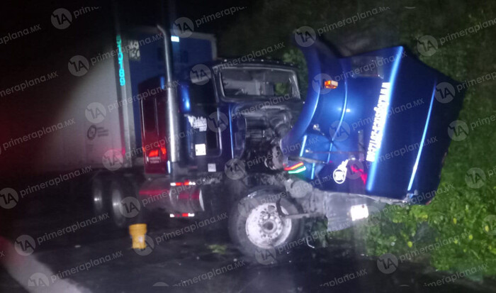 Chocan tráiler y camioneta en la Pátzcuaro-Copándaro