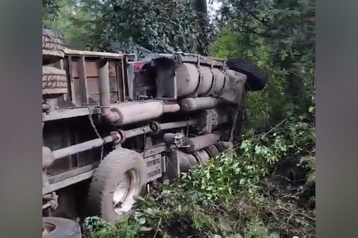 Chofer de camión de carga queda prensando tras accidente sobre la carretera Uruapan-Los Reyes