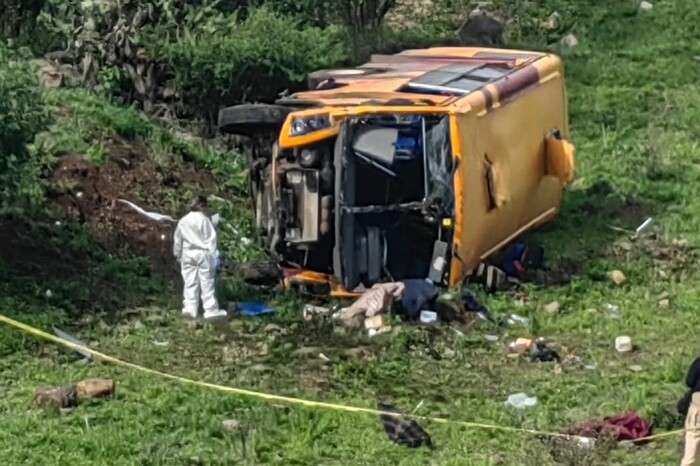 Chofer de camión sufre infarto y vuelca a un desnivel en la carretera Morelia -Recinto Federal