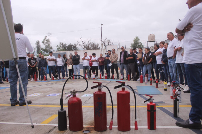 Chóferes de transporte escolar reciben curso sobre manejo de extintores, en caso de incendio de unidades