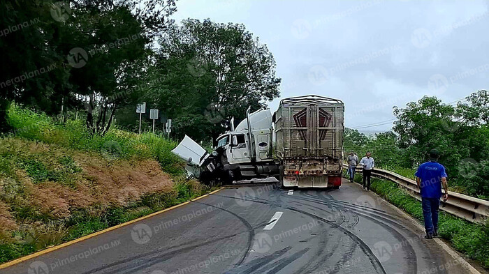 Choque bloquea un sentido de la Pátzcuaro-Morelia