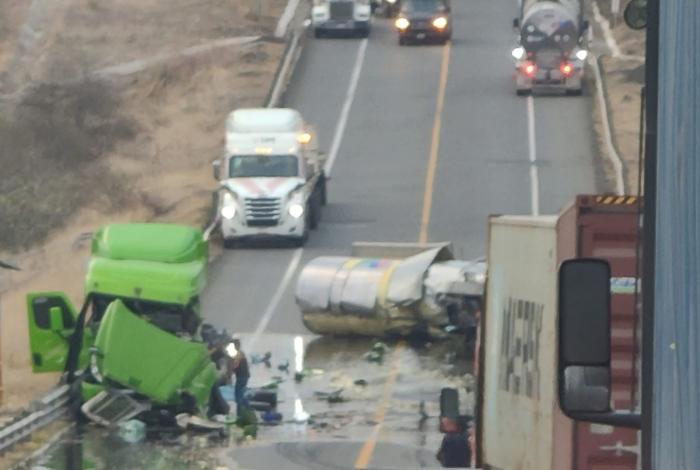 Choque camión góndola y tanque pipa cargado con aceite vegetal ocasiona cierra de la autopista Siglo XXI