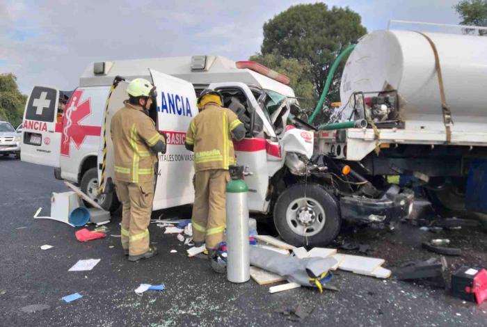 Choque de ambulancia contra pipa de agua deja 2 muertos y 2 heridos en la Morelia-Pátzcuaro