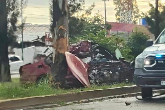 Choque de auto contra árbol en el Libramiento Norte de Morelia deja un muerto y un herido