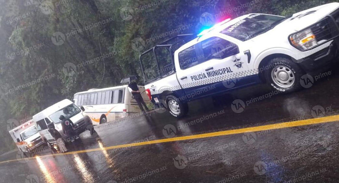 Choque de autobús deja cinco pasajeros en la Pátzcuaro-Uruapan