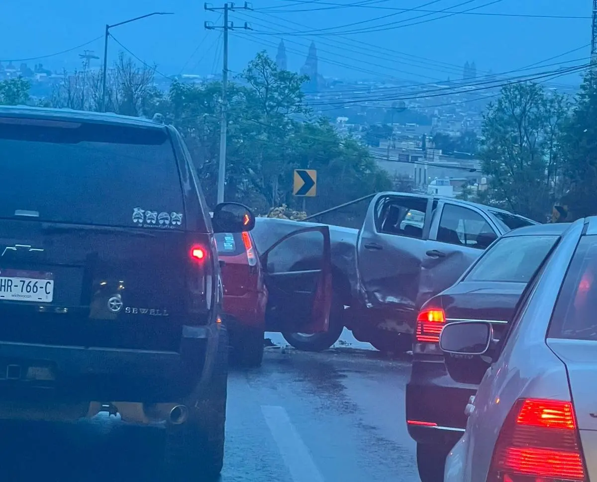 Choque de autos sobre el libramiento sur de Morelia