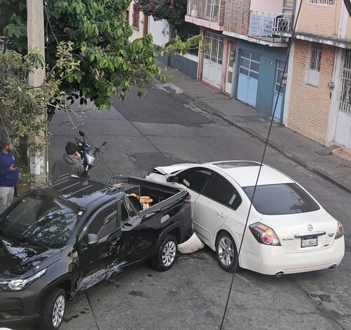 Choque de camioneta y auto en colonia Industrial de Morelia