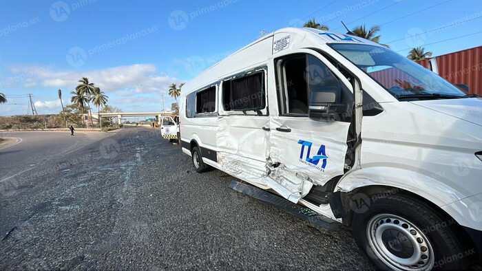 Choque de camionetas en la Siglo XXI deja dos lesionados