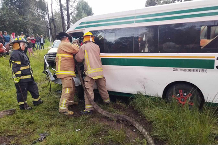 Choque de combi de pasajeros contra camión de volteo en Salvador Escalante deja 8 heridos