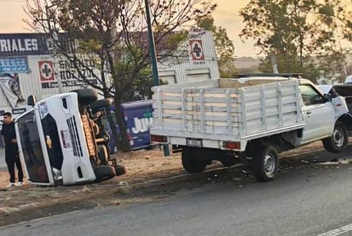 Choque de dos vehículos termina con una de las unidades volcada, al poniente de Morelia