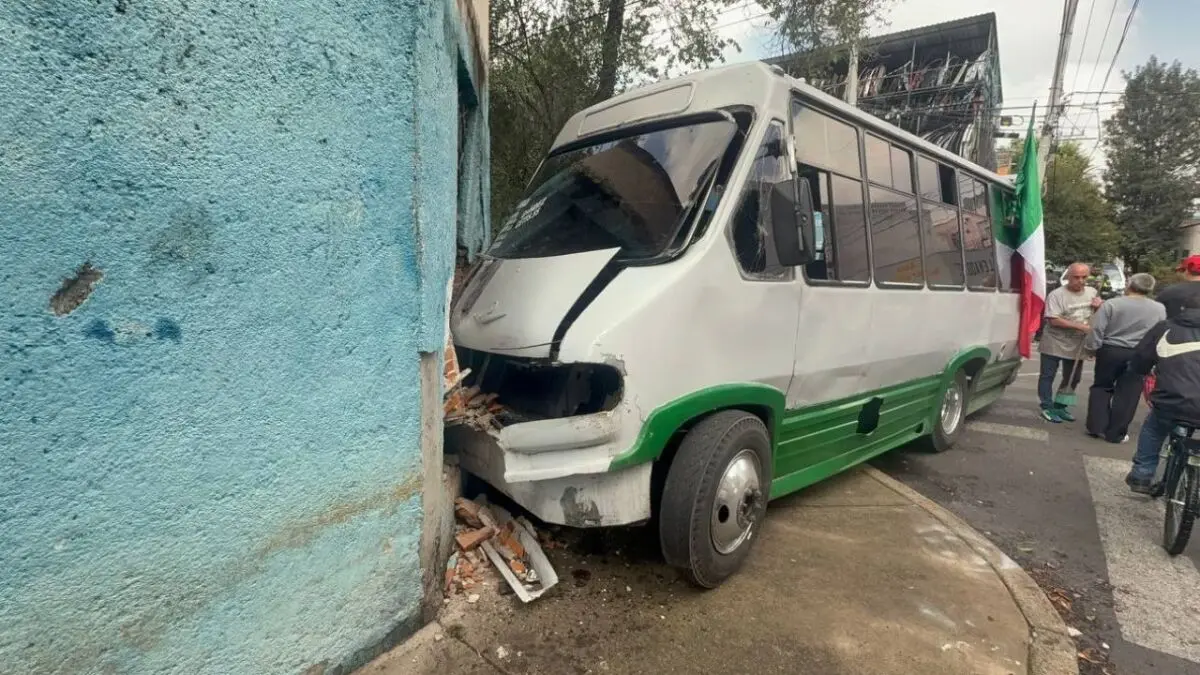 Choque de microbús deja al menos 10 lesionados en CDMX