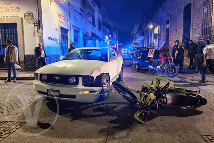 Choque de moto contra un auto deja una pareja herida en el centro de Morelia